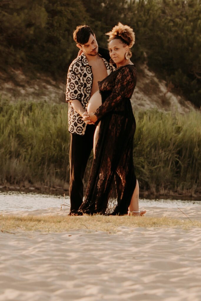 Couple futurs parents a la plage Golden hour