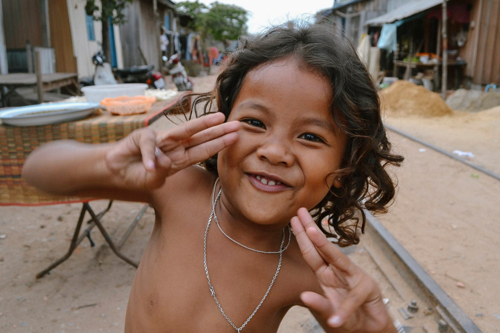 Petite fille dans un bidonville de Phnom Penh au Cambodge