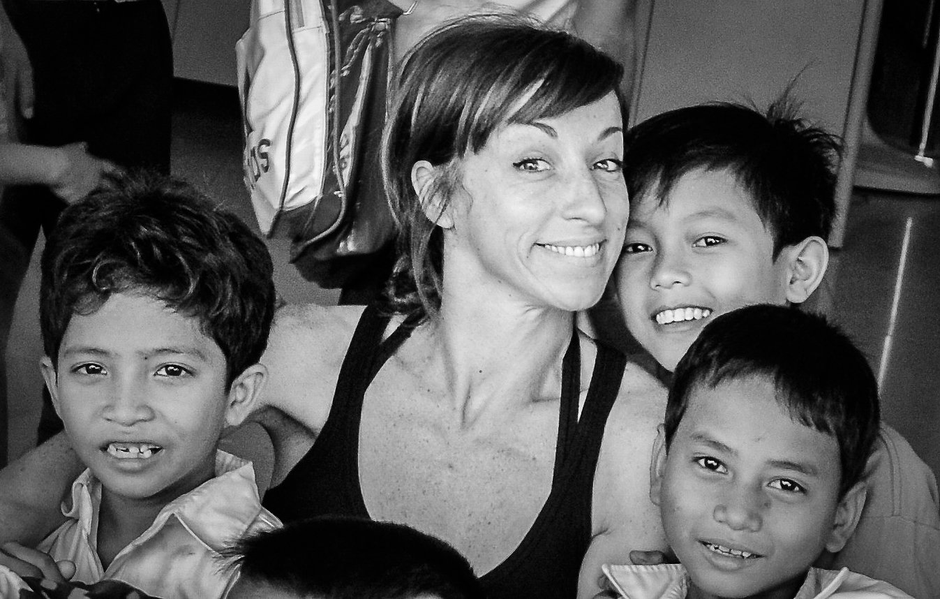 Photo de la photographe avec les enfants du bidonville au Cambodge