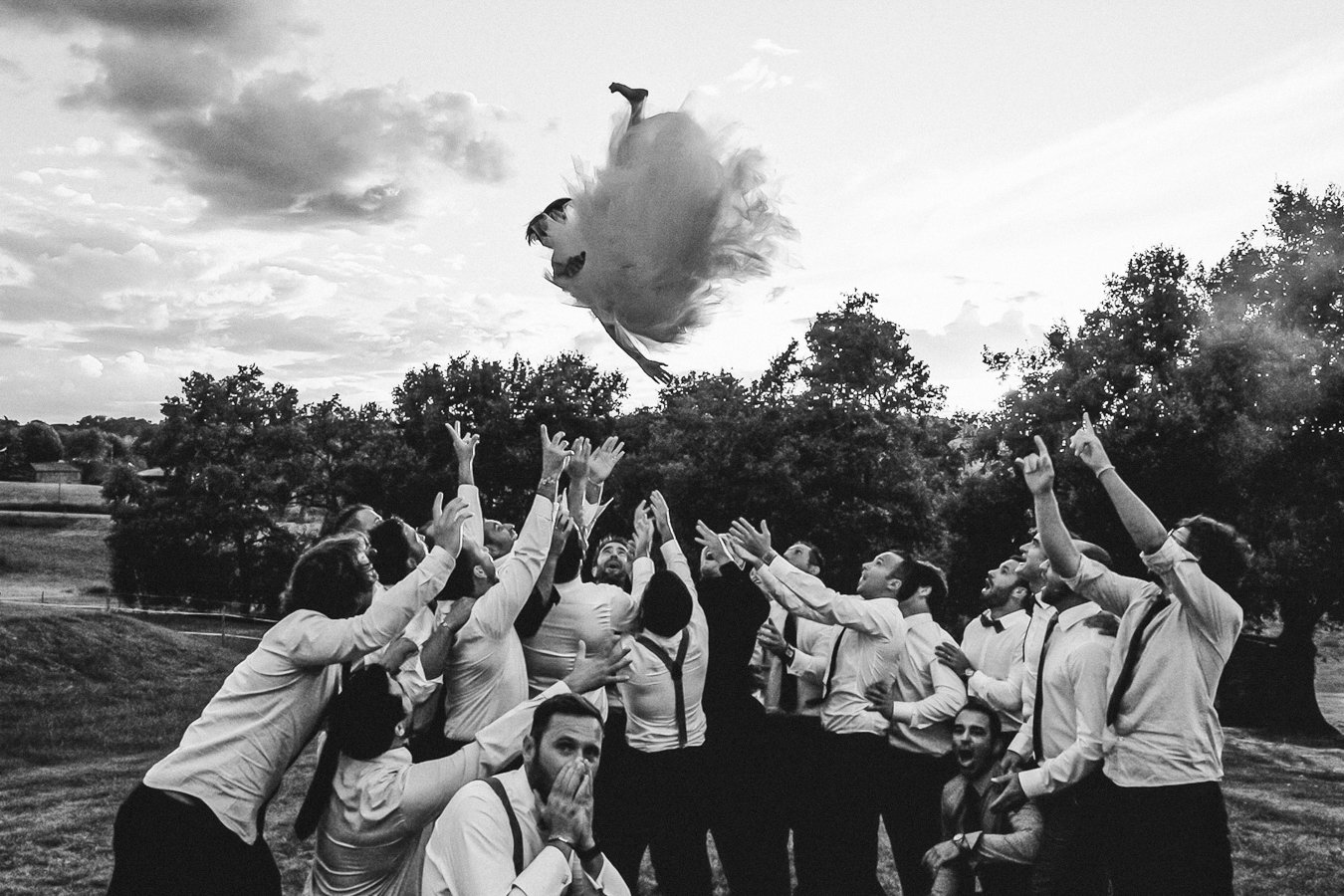 Jetté de la mariée dans les nuages par les témoins du marié