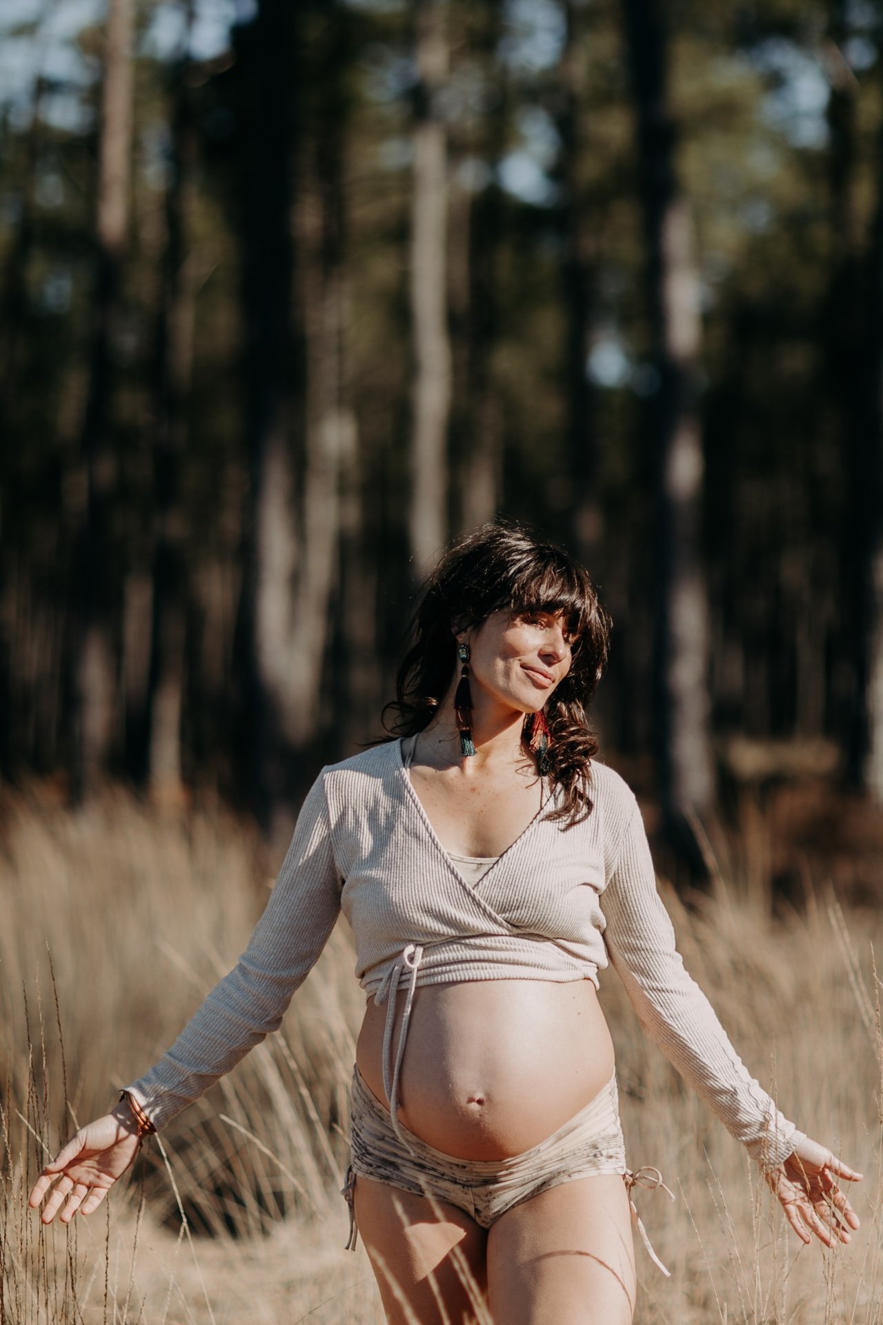 Femme enceinte dans les hautes herbes à Castets Landes