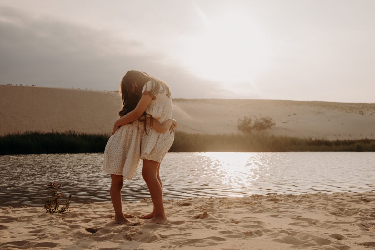 seance photo deux soeurs qui s'enlacent