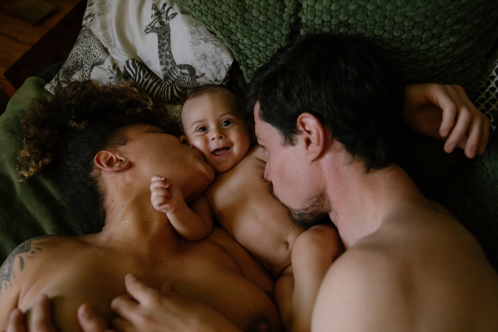Calins de bb avec ses parents - Séance photo intime à la maison à Messanges