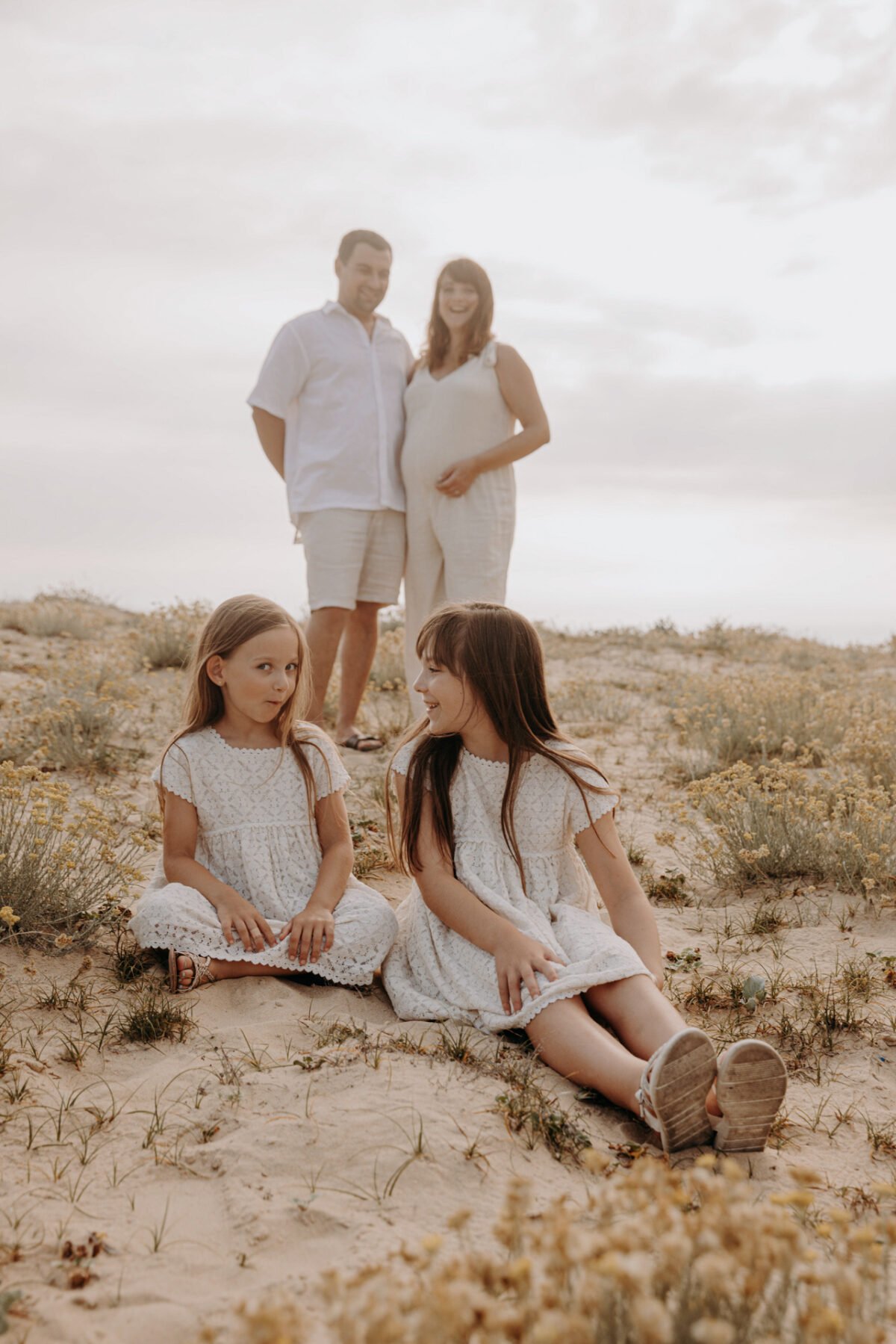 Séance photo u courant d'huchet en famille avec une maman enceinte