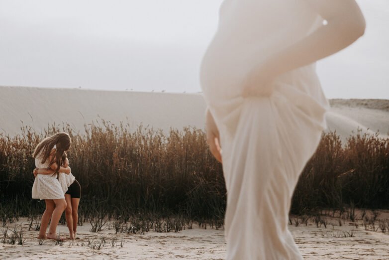 Séance photo u courant d'huchet en famille avec une maman enceinte