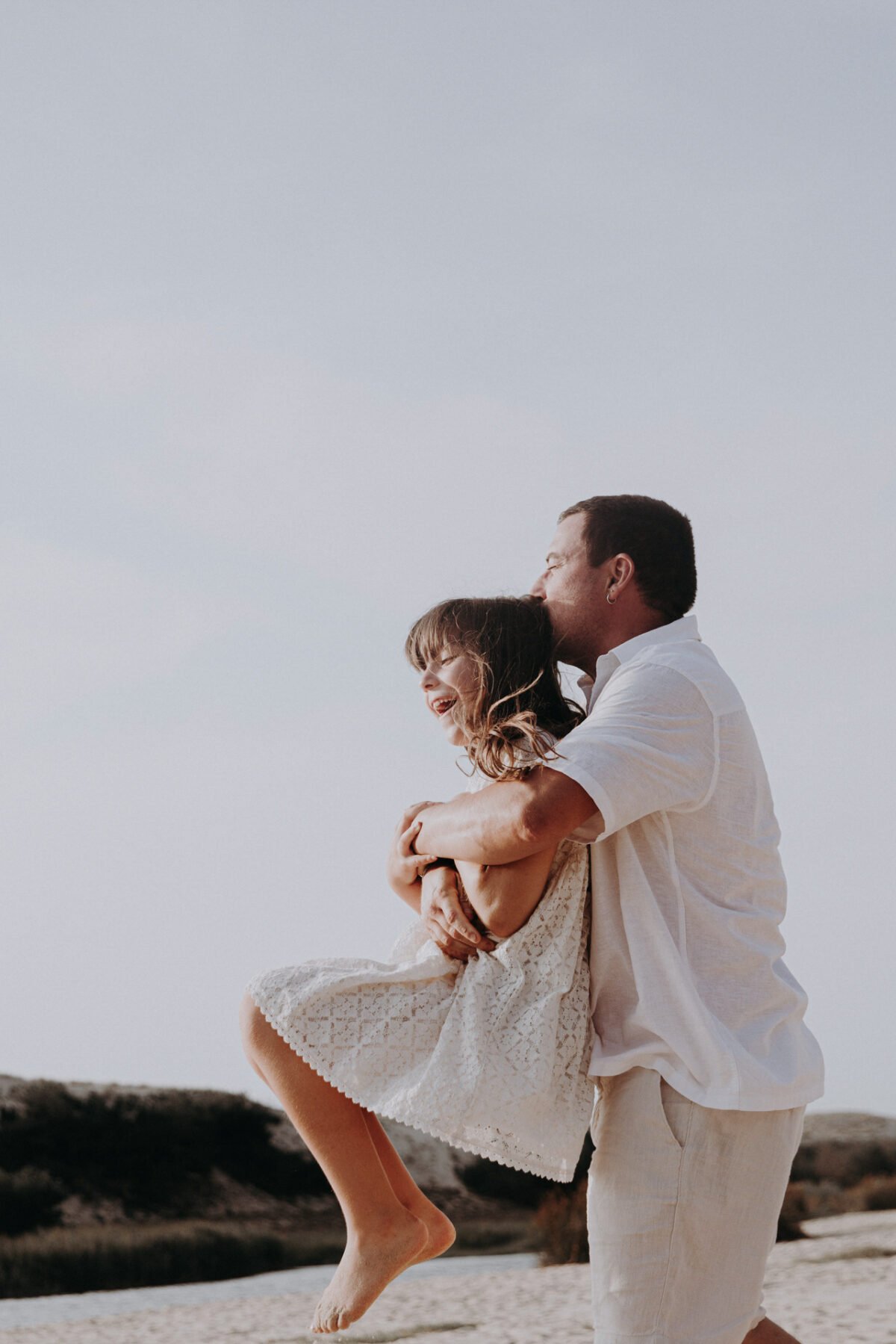 Papa et sa fille séance photo a la plage