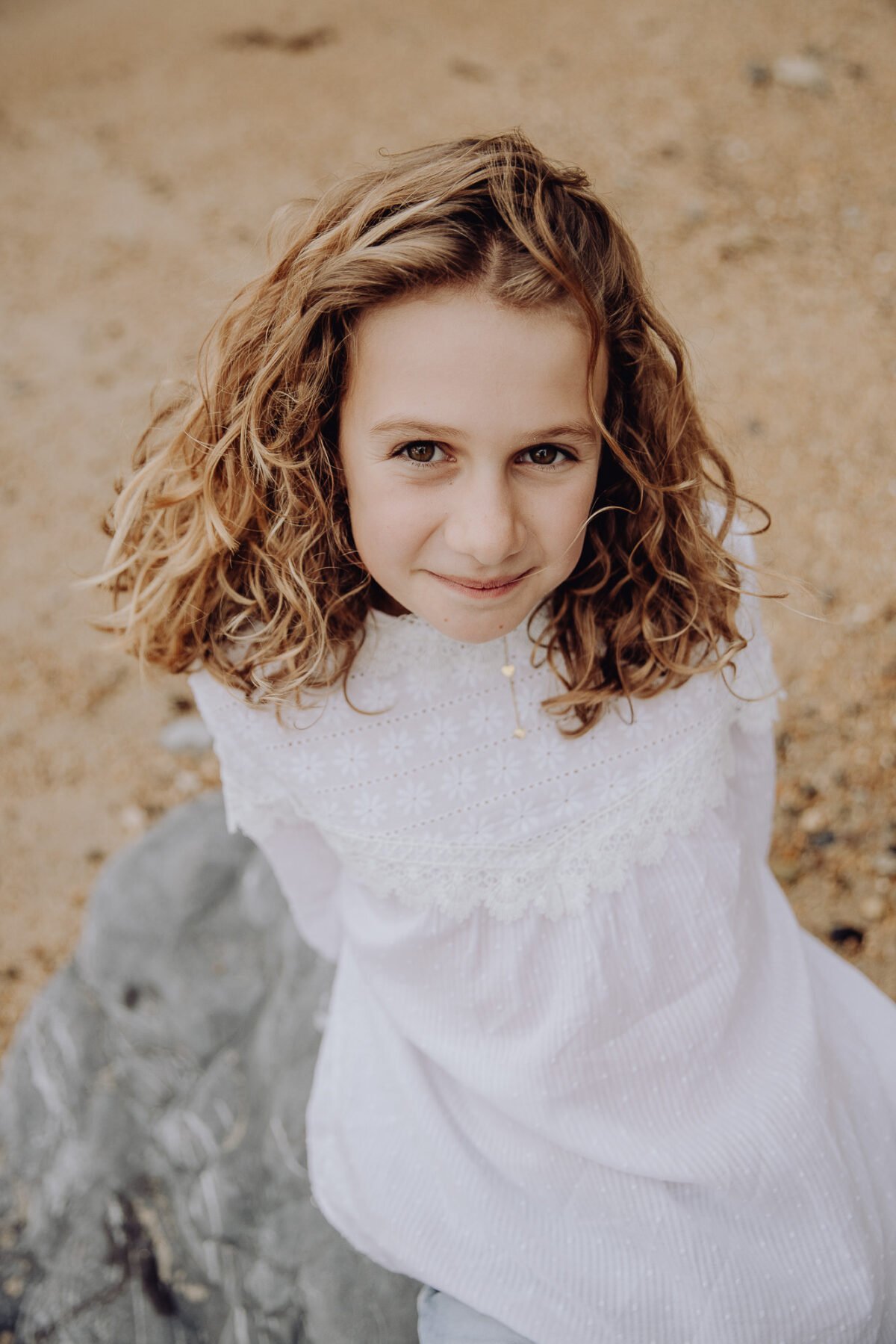 Portrait petite fille de 12 ans face objectif à la plage