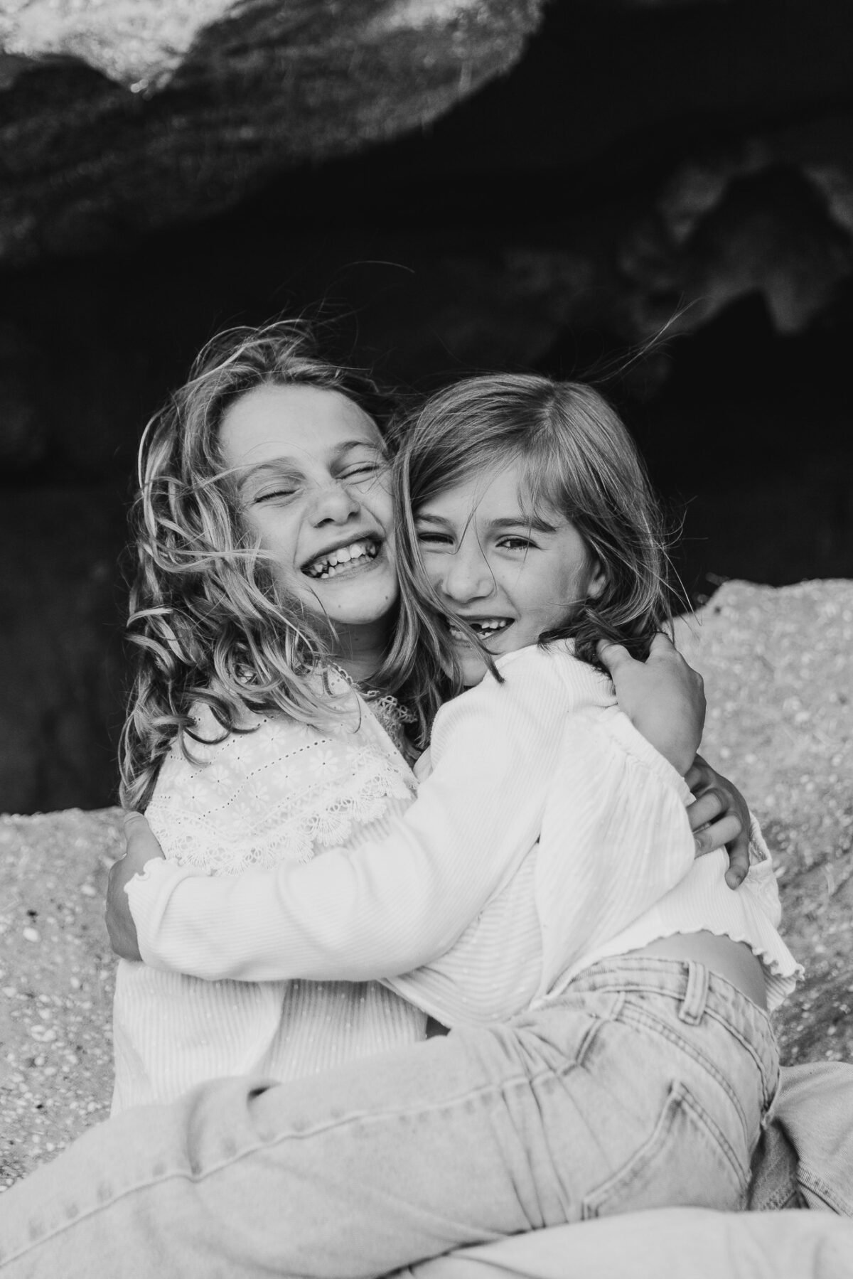 Deux jours qui s'enlacent en souriant en noir et blanc