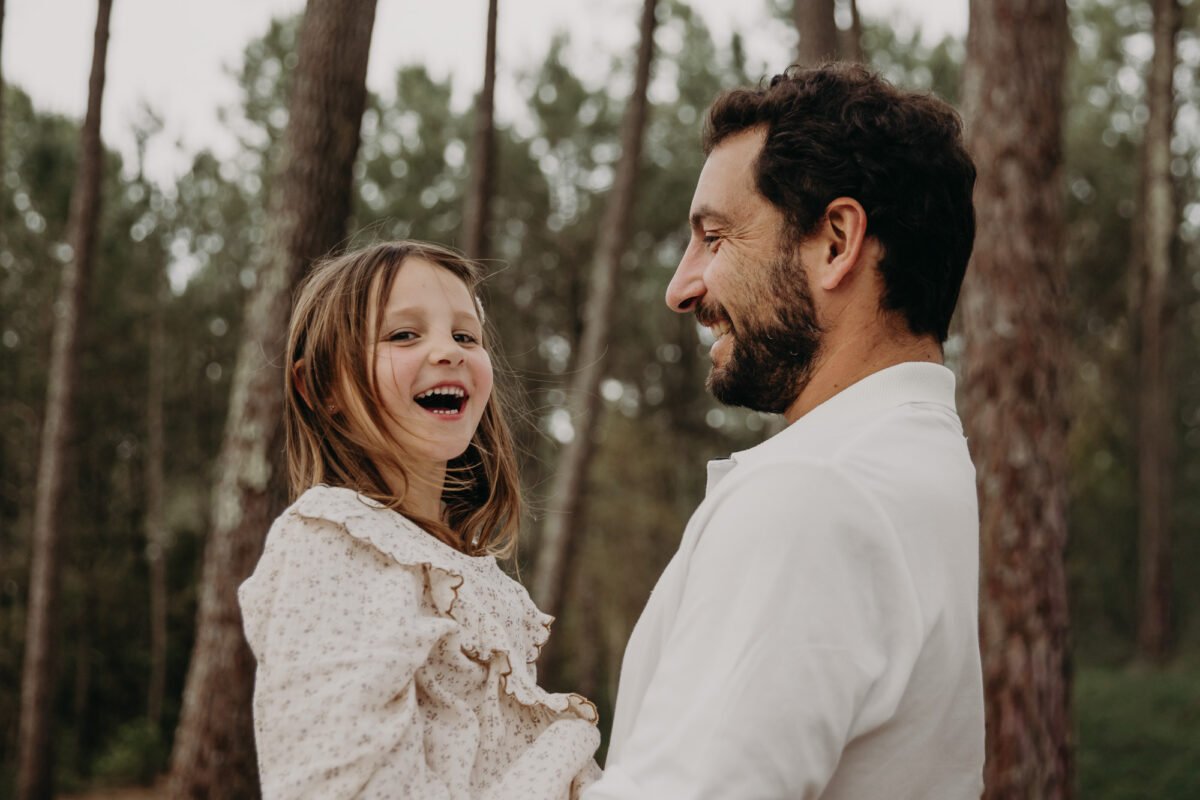 seance photo calline entre père et sa fille dans les bras