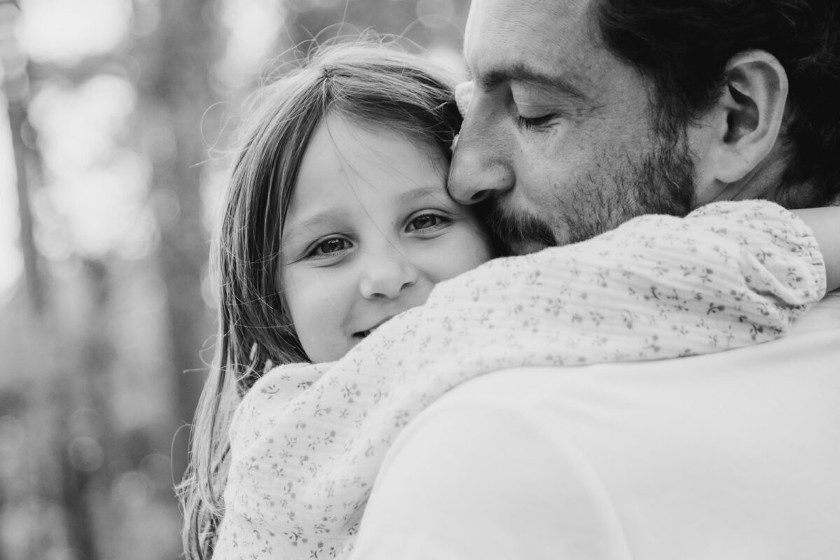 seance photo calline entre père et sa fille dans les bras