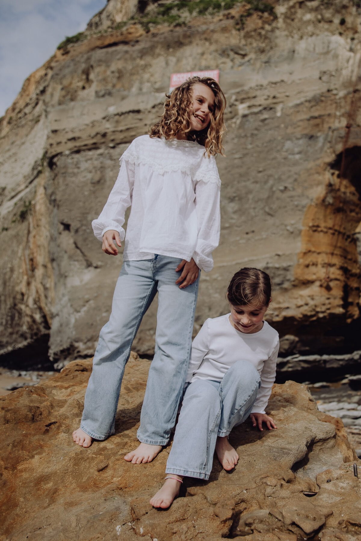 Deux soeurs sur un rocher plage du Miramar Biarritz